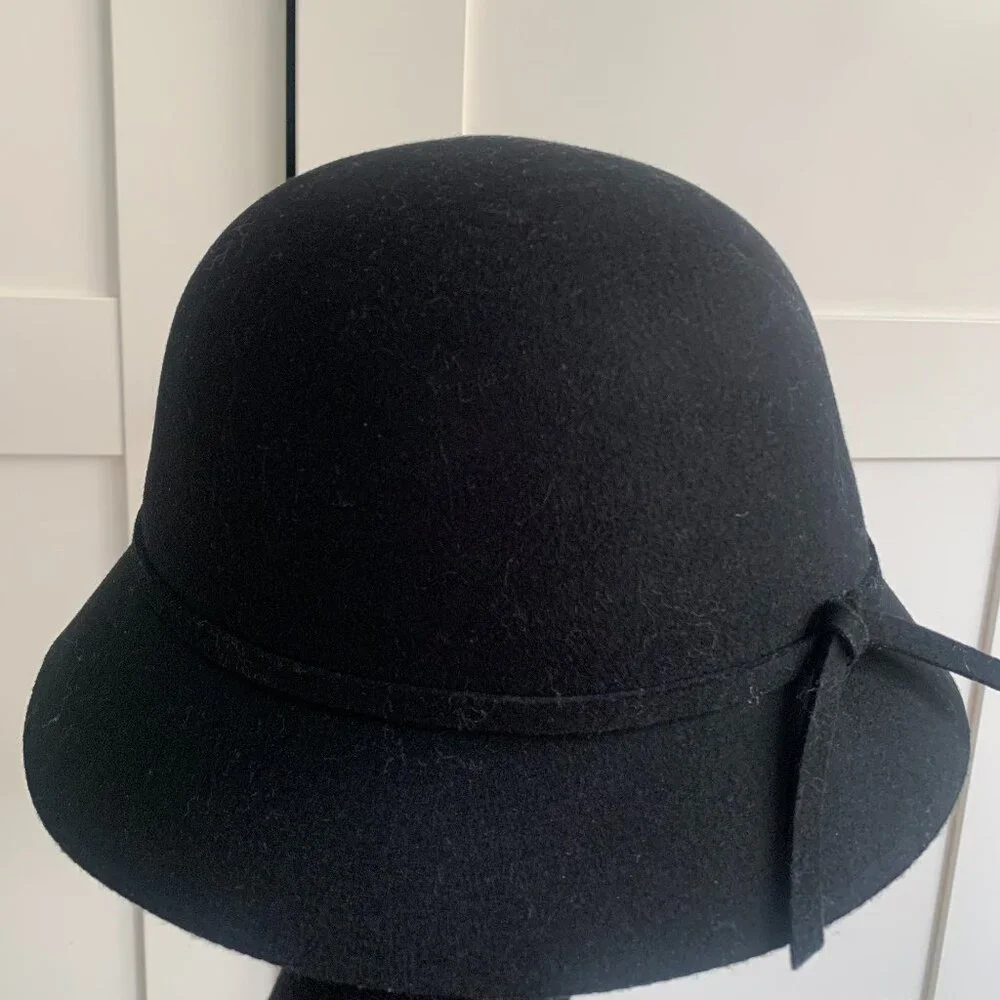 Sleek Black Wool Hat with Rim - Picture 1 of 2